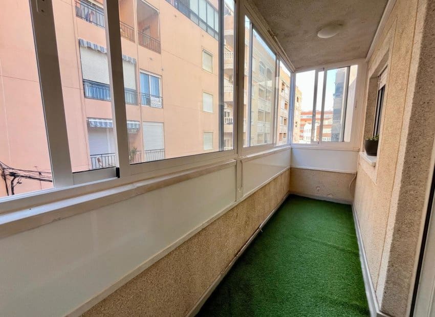Piso de 4 habitaciones en Torrevieja en venta - 210.000 € (Ref: 9133157)