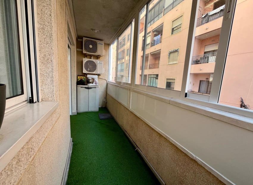 Piso de 4 habitaciones en Torrevieja en venta - 210.000 € (Ref: 9133157)