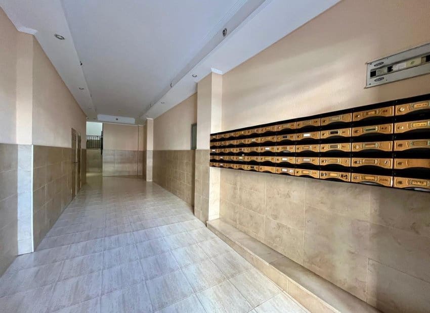 Piso de 4 habitaciones en Torrevieja en venta - 210.000 € (Ref: 9133157)