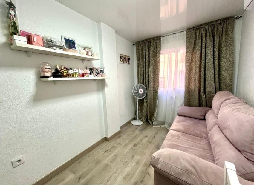 Piso de 4 habitaciones en Torrevieja en venta - 210.000 € (Ref: 9133157)