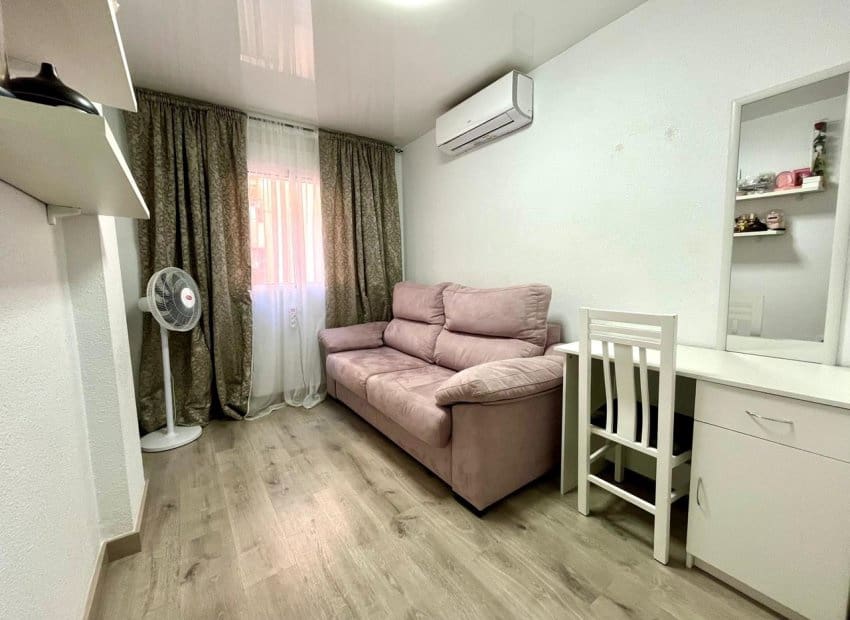 Piso de 4 habitaciones en Torrevieja en venta - 210.000 € (Ref: 9133157)