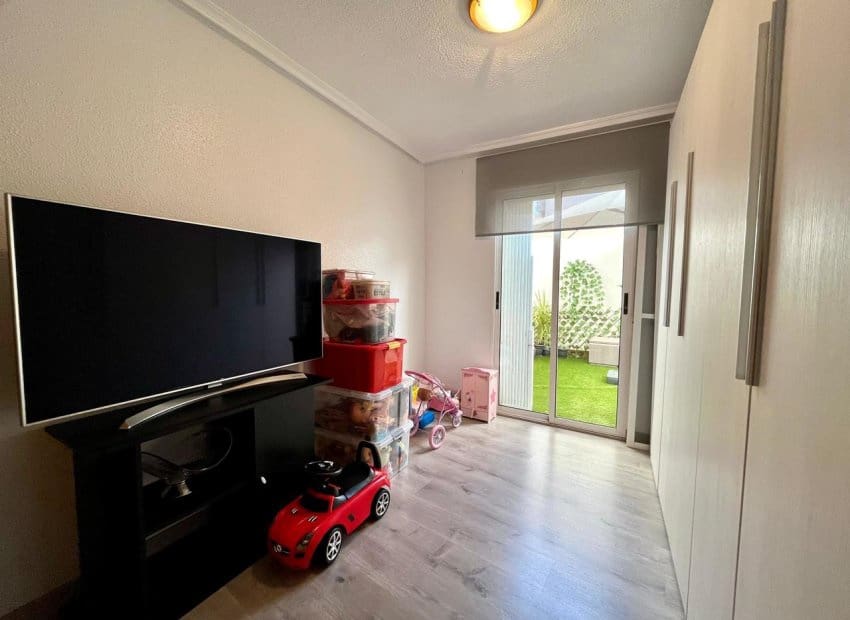 Piso de 4 habitaciones en Torrevieja en venta - 210.000 € (Ref: 9133157)