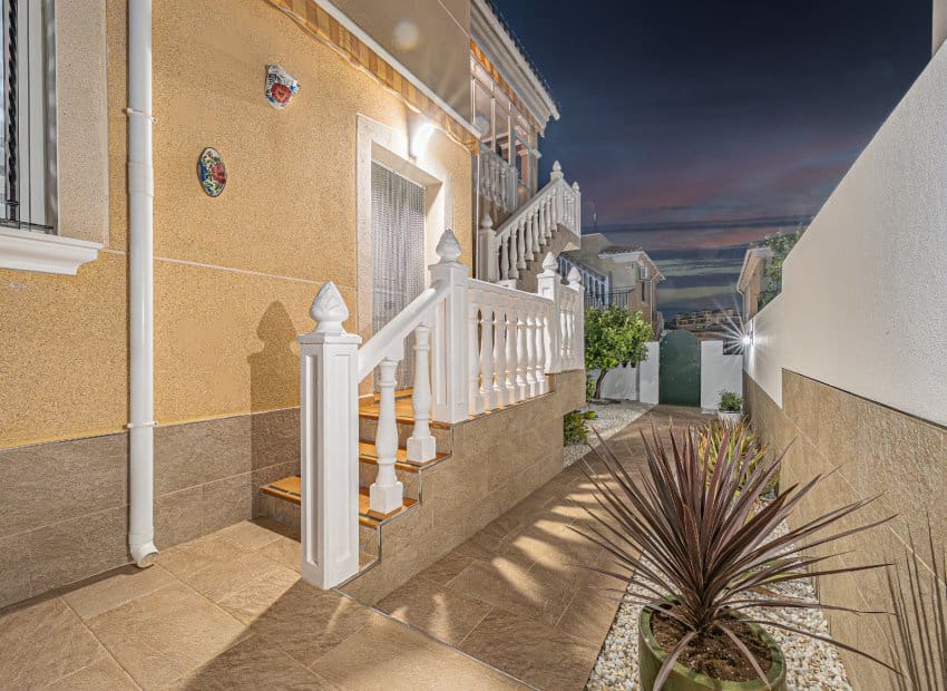 4 slaapkamer Villa te koop in Villamartin met zwembad - € 379.000 (Ref: 9133476)