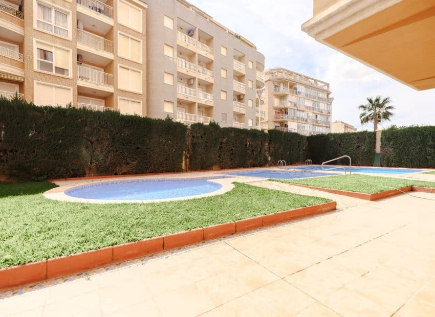 2 sypialnia Apartament na sprzedaż w Torrevieja z basenem - 225 000 € (Ref: 9135957)