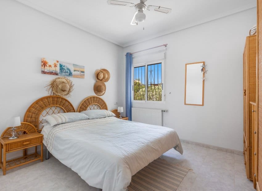 5 bedroom Villa for sale in San Fulgencio with pool - € 500,000 (Ref: 9144386)