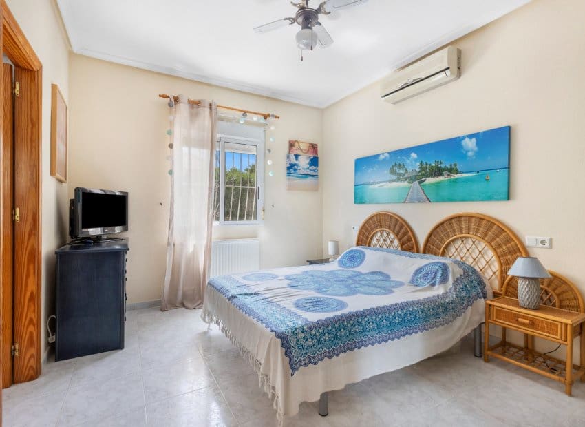 5 bedroom Villa for sale in San Fulgencio with pool - € 500,000 (Ref: 9144386)