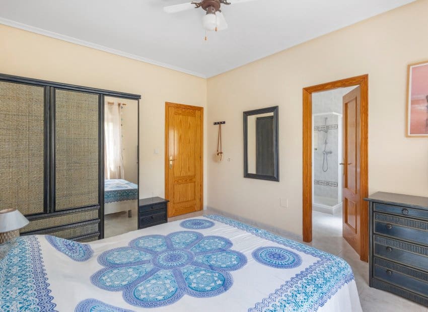 5 bedroom Villa for sale in San Fulgencio with pool - € 500,000 (Ref: 9144386)