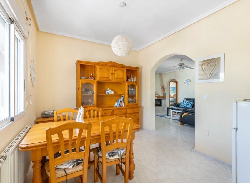 5 bedroom Villa for sale in San Fulgencio with pool - € 500,000 (Ref: 9144386)