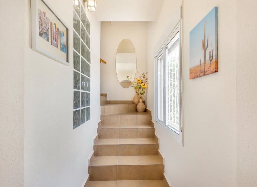 5 bedroom Villa for sale in San Fulgencio with pool - € 500,000 (Ref: 9144386)