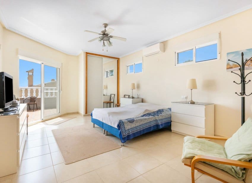 5 bedroom Villa for sale in San Fulgencio with pool - € 500,000 (Ref: 9144386)