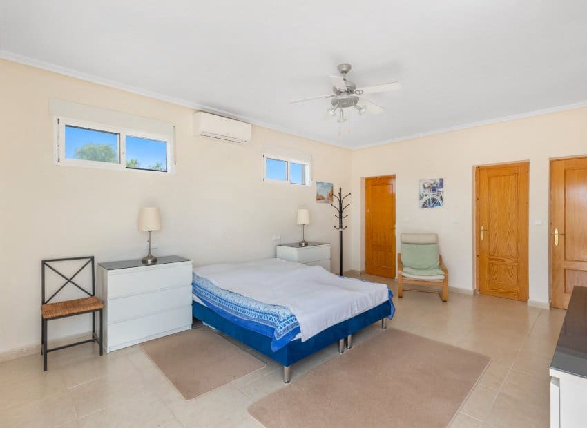 5 bedroom Villa for sale in San Fulgencio with pool - € 500,000 (Ref: 9144386)