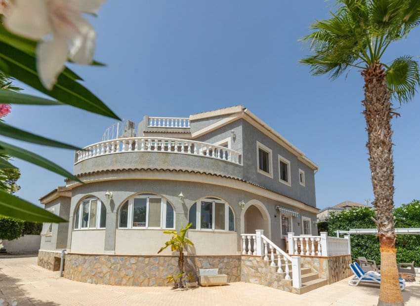 5 bedroom Villa for sale in San Fulgencio with pool - € 500,000 (Ref: 9144386)