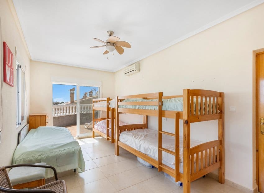 5 bedroom Villa for sale in San Fulgencio with pool - € 500,000 (Ref: 9144386)