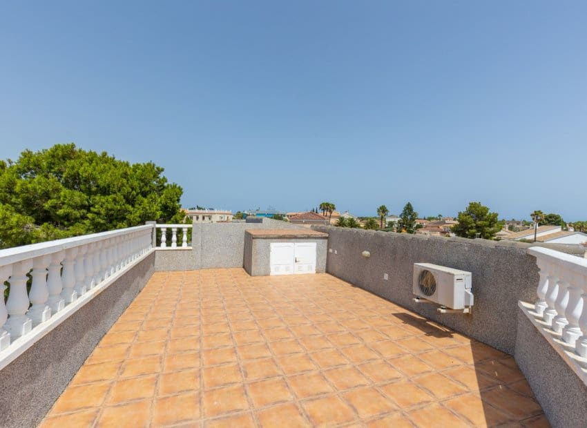 5 bedroom Villa for sale in San Fulgencio with pool - € 500,000 (Ref: 9144386)