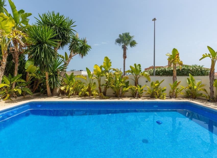 5 bedroom Villa for sale in San Fulgencio with pool - € 500,000 (Ref: 9144386)