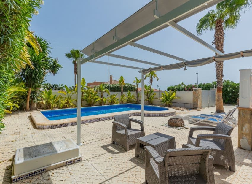 5 bedroom Villa for sale in San Fulgencio with pool - € 500,000 (Ref: 9144386)