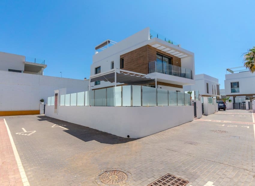 3 bedroom Villa for sale in Orihuela Costa with pool - € 429,000 (Ref: 9160429)