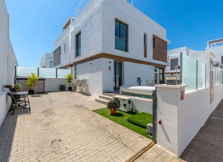 3 bedroom Villa for sale in Orihuela Costa with pool - € 429,000 (Ref: 9160429)