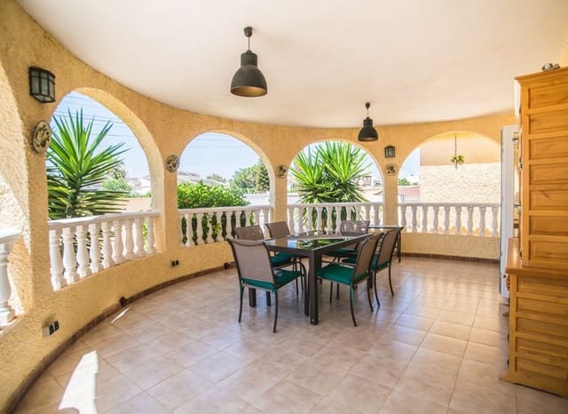 Chalet de 3 habitaciones en La Siesta, Torrevieja en venta con piscina - 535.000 € (Ref: 9180075)