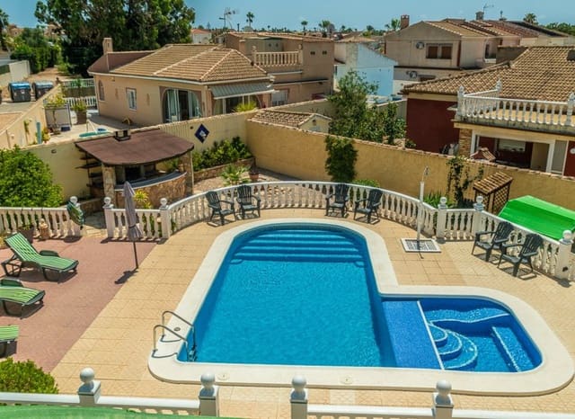Chalet de 3 habitaciones en La Siesta, Torrevieja en venta con piscina - 535.000 € (Ref: 9180075)