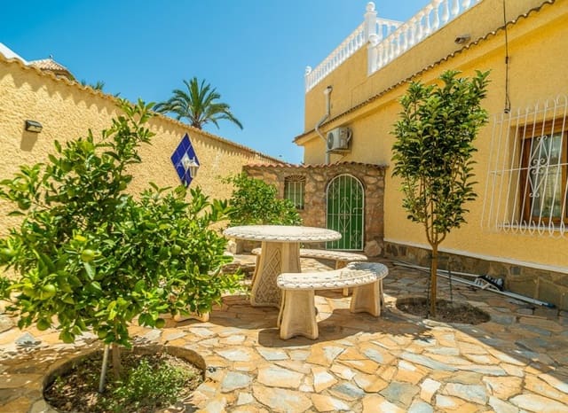 Chalet de 3 habitaciones en La Siesta, Torrevieja en venta con piscina - 535.000 € (Ref: 9180075)