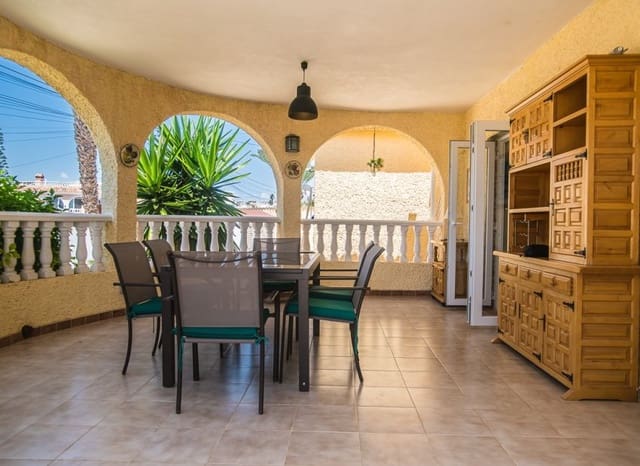 Chalet de 3 habitaciones en La Siesta, Torrevieja en venta con piscina - 535.000 € (Ref: 9180075)