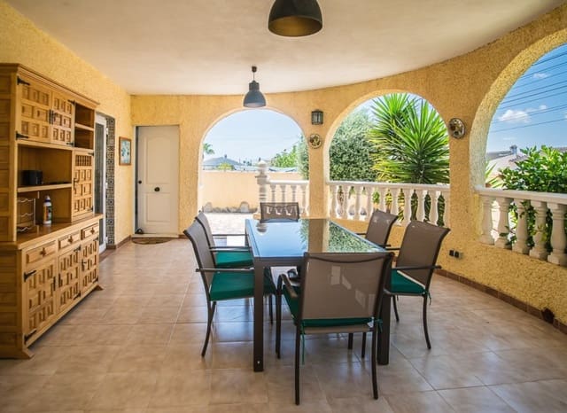 Chalet de 3 habitaciones en La Siesta, Torrevieja en venta con piscina - 535.000 € (Ref: 9180075)