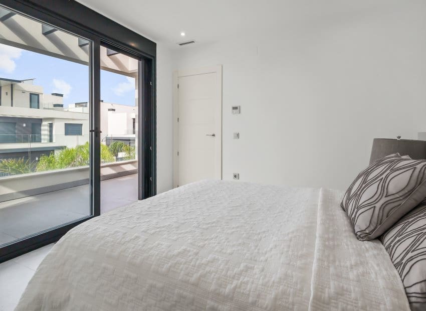 4 bedroom Villa for sale in Algorfa with pool - € 569,500 (Ref: 9201730)