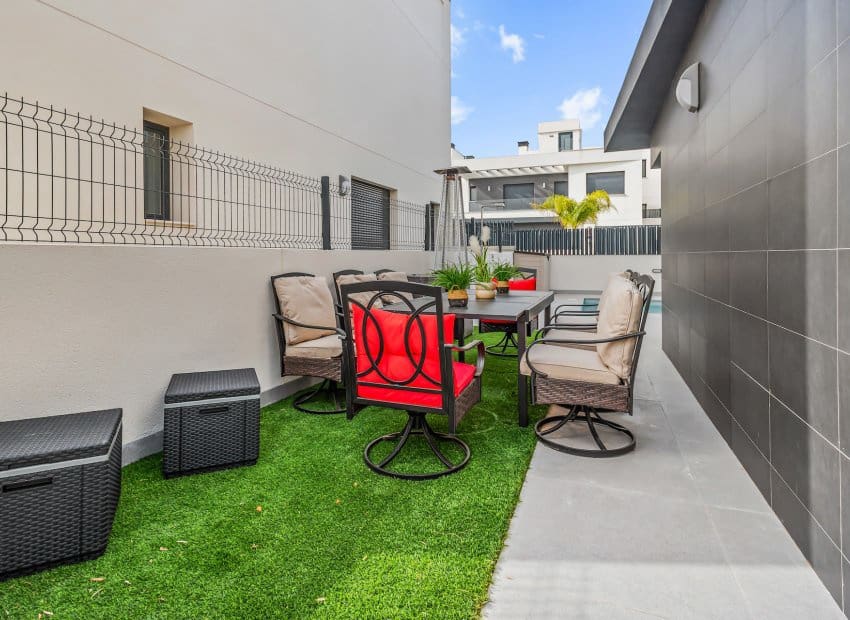 4 bedroom Villa for sale in Algorfa with pool - € 569,500 (Ref: 9201730)