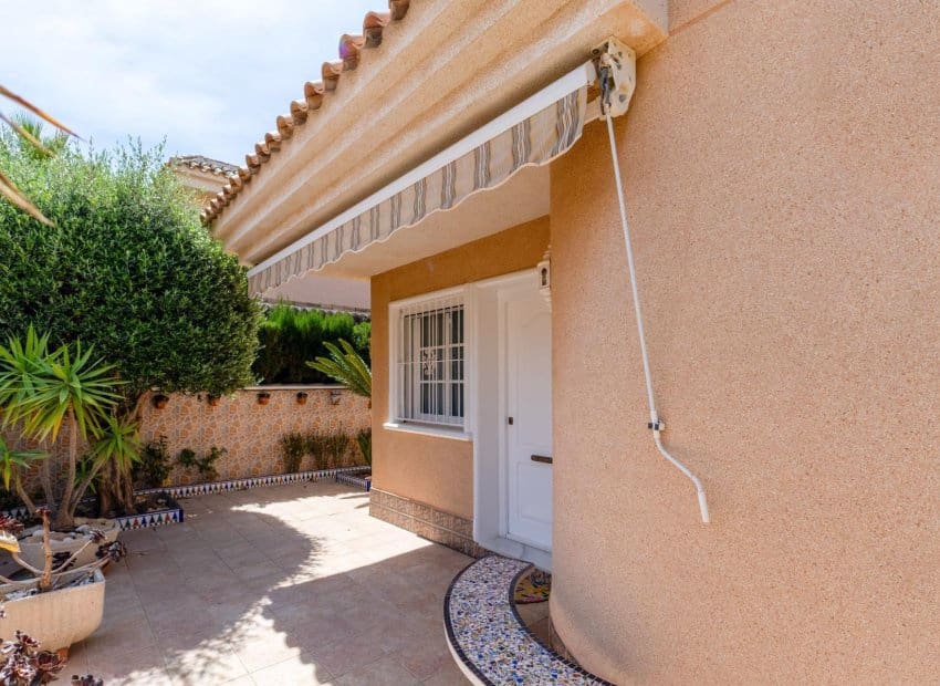 3 sovrum Villa till salu i Punta Prima med pool - 360 000 € (Ref: 9211116)