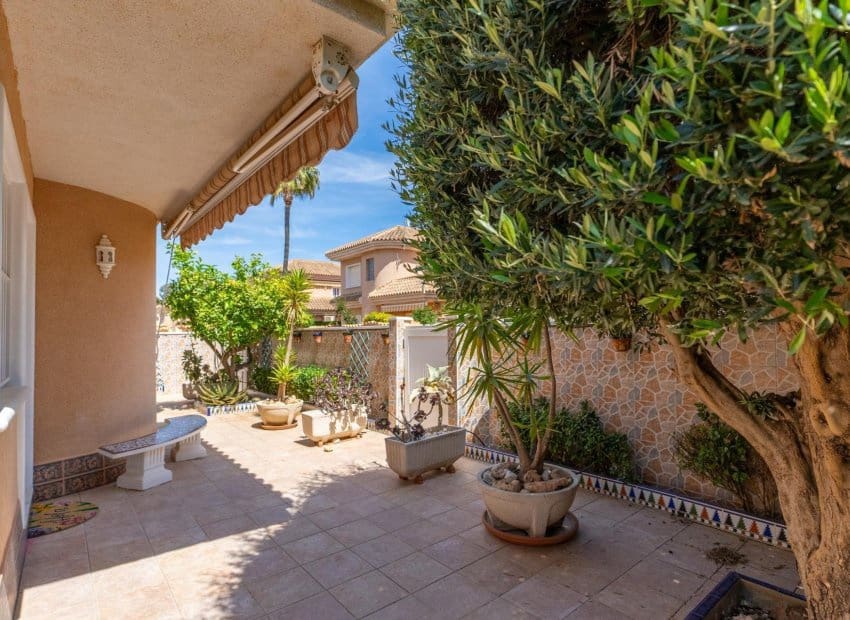 3 sovrum Villa till salu i Punta Prima med pool - 360 000 € (Ref: 9211116)