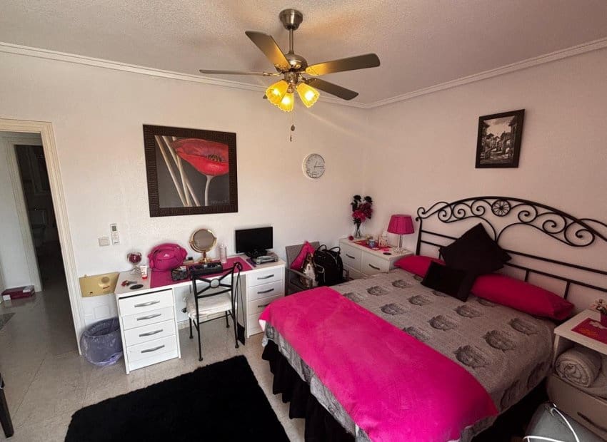 3 slaapkamer Halfvrijstaande villa te koop in Dona Pepa met zwembad - € 249.995 (Ref: 9211142)