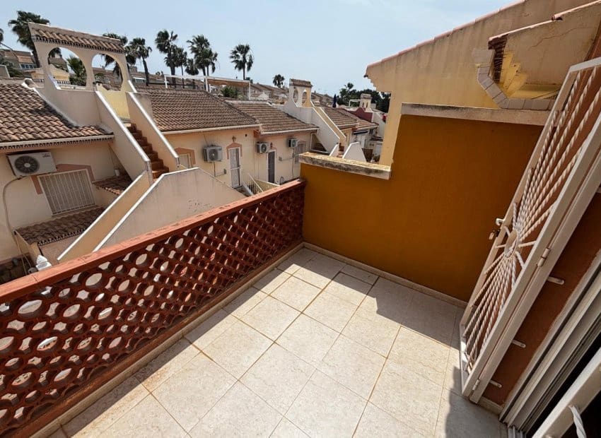 3 slaapkamer Halfvrijstaande villa te koop in Dona Pepa met zwembad - € 249.995 (Ref: 9211142)