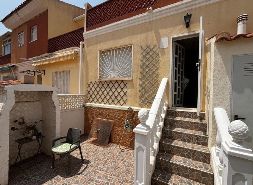 3 slaapkamer Halfvrijstaande villa te koop in Dona Pepa met zwembad - € 249.995 (Ref: 9211142)