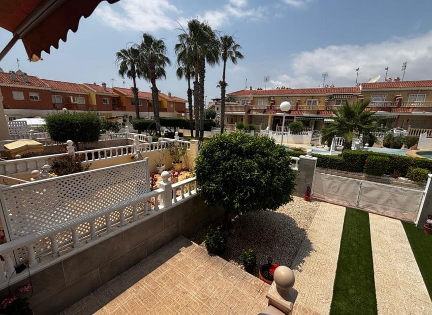 3 slaapkamer Halfvrijstaande villa te koop in Dona Pepa met zwembad - € 249.995 (Ref: 9211142)