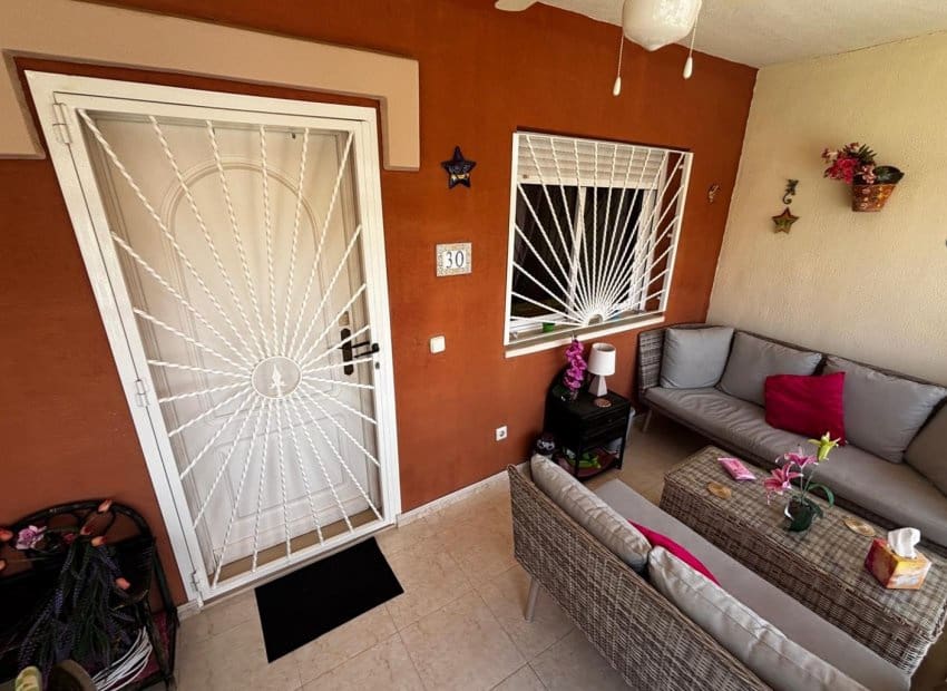 3 slaapkamer Halfvrijstaande villa te koop in Dona Pepa met zwembad - € 249.995 (Ref: 9211142)