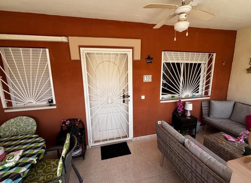 3 slaapkamer Halfvrijstaande villa te koop in Dona Pepa met zwembad - € 249.995 (Ref: 9211142)