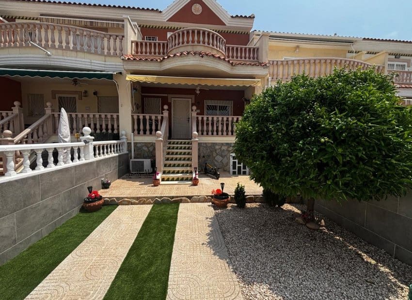 3 slaapkamer Halfvrijstaande villa te koop in Dona Pepa met zwembad - € 249.995 (Ref: 9211142)