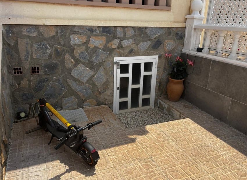 3 slaapkamer Halfvrijstaande villa te koop in Dona Pepa met zwembad - € 249.995 (Ref: 9211142)