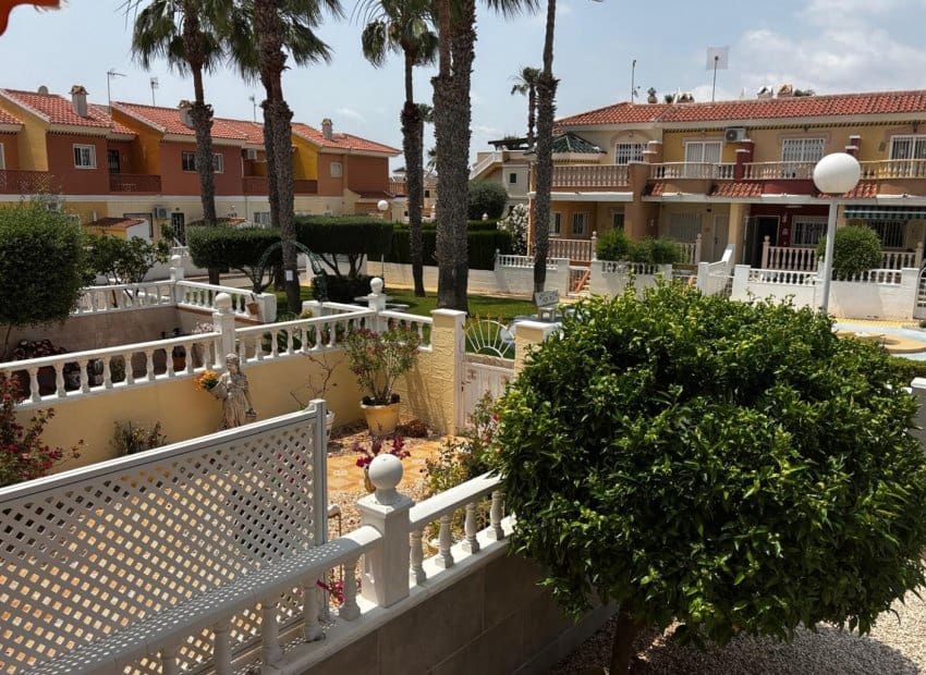 3 slaapkamer Halfvrijstaande villa te koop in Dona Pepa met zwembad - € 249.995 (Ref: 9211142)