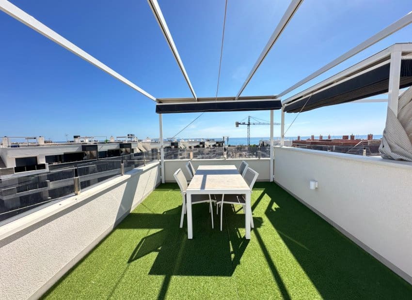 2 makuuhuone Kattohuoneisto myytävänä paikassa Playa Flamenca mukana uima-altaan - 595 000 € (Ref: 9211148)