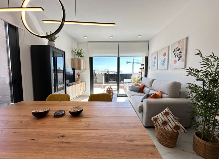 2 makuuhuone Kattohuoneisto myytävänä paikassa Playa Flamenca mukana uima-altaan - 595 000 € (Ref: 9211148)