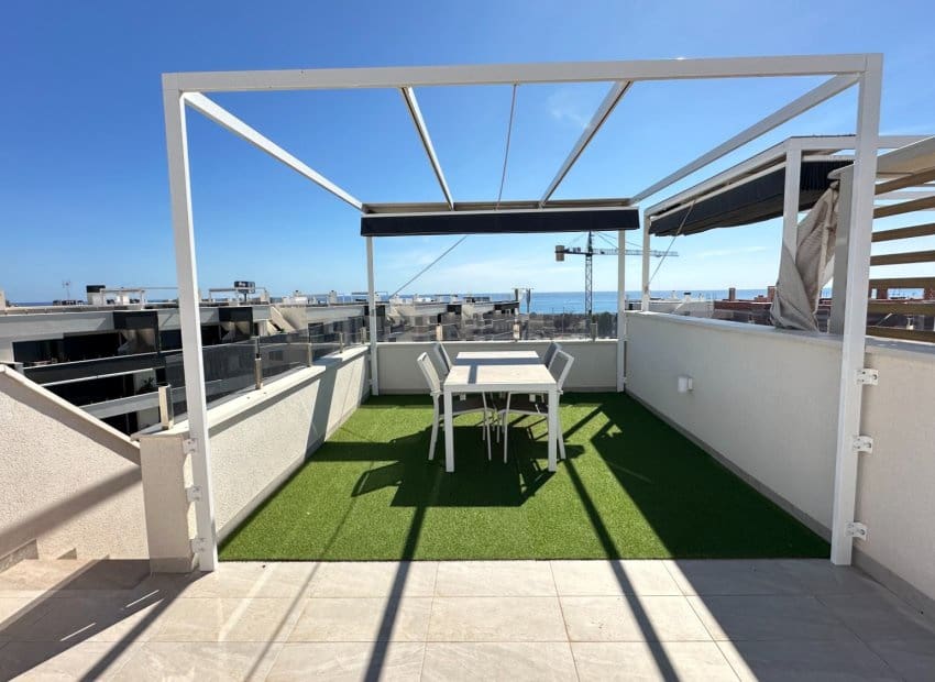 2 makuuhuone Kattohuoneisto myytävänä paikassa Playa Flamenca mukana uima-altaan - 595 000 € (Ref: 9211148)