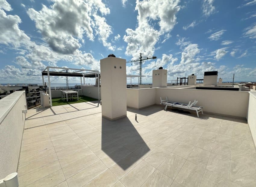 2 makuuhuone Kattohuoneisto myytävänä paikassa Playa Flamenca mukana uima-altaan - 595 000 € (Ref: 9211148)