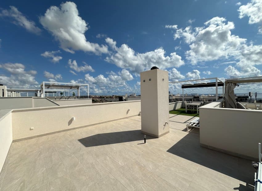 2 makuuhuone Kattohuoneisto myytävänä paikassa Playa Flamenca mukana uima-altaan - 595 000 € (Ref: 9211148)