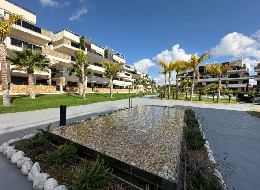 2 makuuhuone Kattohuoneisto myytävänä paikassa Playa Flamenca mukana uima-altaan - 595 000 € (Ref: 9211148)