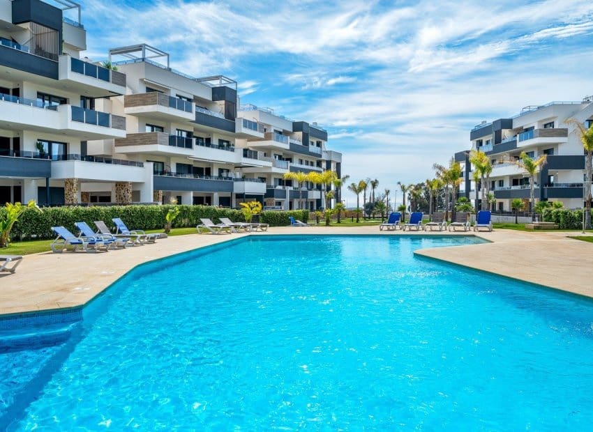 2 makuuhuone Kattohuoneisto myytävänä paikassa Playa Flamenca mukana uima-altaan - 595 000 € (Ref: 9211148)