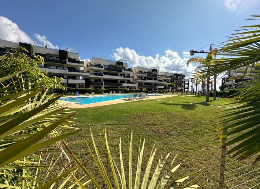 2 makuuhuone Kattohuoneisto myytävänä paikassa Playa Flamenca mukana uima-altaan - 595 000 € (Ref: 9211148)