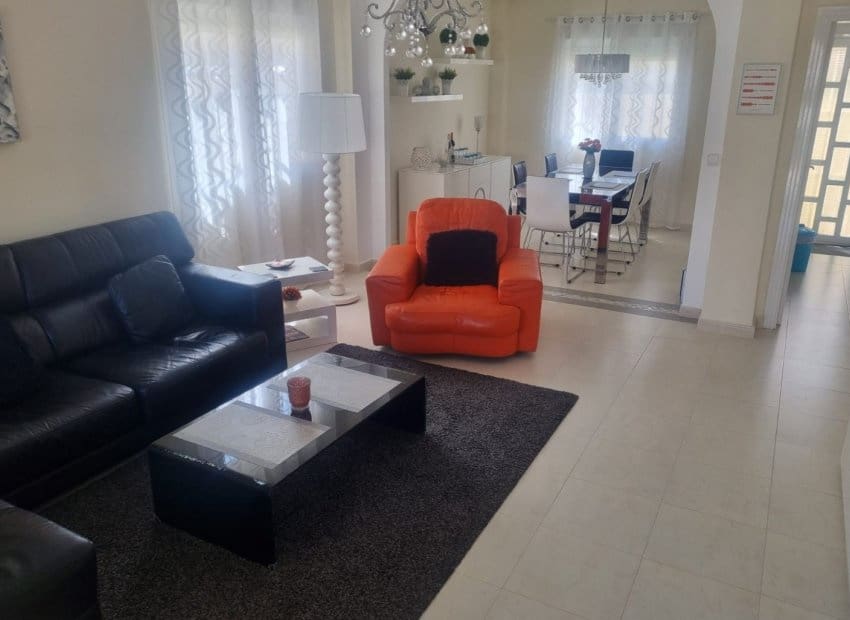 2 soverom Kjedet enebolig til salgs i Ciudad Quesada med svømmebasseng - € 225 000 (Ref: 9211188)