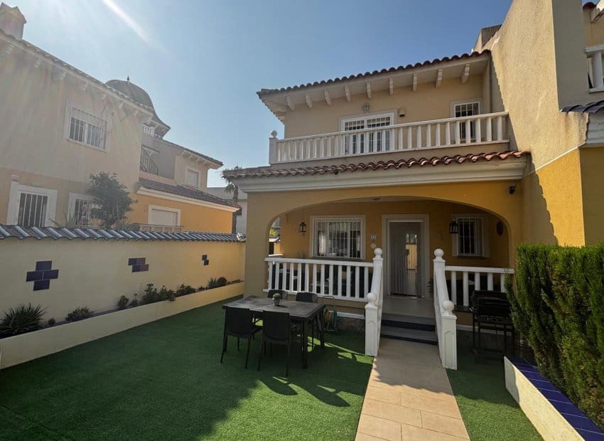 2 soverom Kjedet enebolig til salgs i Ciudad Quesada med svømmebasseng - € 225 000 (Ref: 9211188)